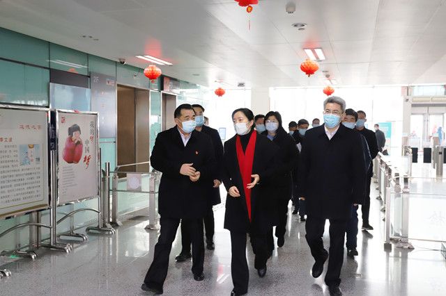市領(lǐng)導(dǎo)至車站走訪慰問和疫情防控、保供應(yīng)保安全保暢通工作督查