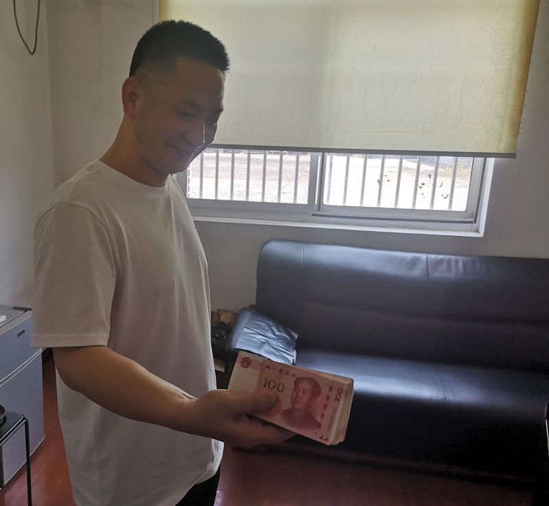 點(diǎn)贊！拾金不昧好的哥 萬元現(xiàn)金物歸原主